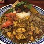 大衆中遊華食堂 八戒 - 3種あいがけ(蕃茄と牛肉のカリィ、四川麻婆豆腐カリィ、生ラムクミン炒めカリィ 辛めで)に魯肉トッピング