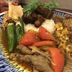 大衆中遊華食堂 八戒 - 蕃茄と牛肉のカリィ、魯肉サイドアップ