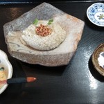 生粉打 作美 - そばがき
      最初はそのまま、わさびつけて
      生醤油でいただたら、最後に
      黒豆きな粉でいただきます。