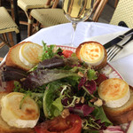Le Bastille - 料理写真:ローストしたシェーブルチーズ、ピマンデスペレット、胡桃のサラダ