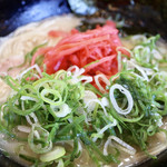 二代目 麺の坊 晴レル屋 - ネギと紅生姜をたっぷり乗せて