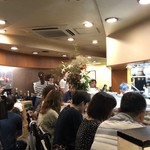 nakasuchinya - 店内はこの混み具合。並び客が背後で立って待つというかなりのプレッシャー。