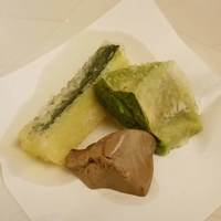 水たき玄海 本店 - 食前のお楽しみ／グリンピースの湯葉巻き上げ　ズッキーニの天婦羅　肝煮