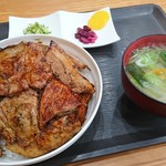 豚吉 - 厚切り豚丼 (バラ肉多め) 800円(税込)
