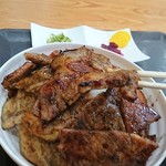 豚吉 - 厚切り豚丼 (バラ肉多め) 800円(税込)の、お肉