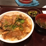 Yakiniku Tabehoudai Kurobekoya - 牛カルビ丼¥780
                        肉も玉葱もぬるく、焼きたて感ゼロ
                        タレ甘すぎ