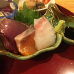 炭と地酒とたしなみワイン Kai本店 醸す - お造りは鯛、サーモン、カツオの3種