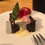 炭と地酒とたしなみワイン Kai本店 醸す - ガトーショコラ、ミニデザートは¥300ですよ