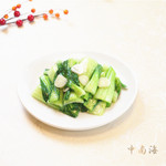 Stir-fried green vegetables with garlic