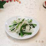 Stir-fried chives and bean sprouts