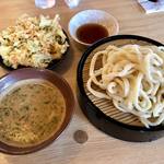 粉家 - 粉家　「冷や汁うどん」並盛り650円（税込）「かき揚げ」150円(税込)　そして、謎の100円玉