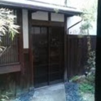 かんてきや 要 - 門を潜って石畳から見た入り口