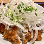 Manten Shokudou - 大きな鶏の唐揚げの上に、スライス玉ねぎ、白髪ねぎ、小ねぎがたくさん盛られています\( ˆoˆ )/