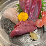 鮨よし - ふくらぎと甘エビとカツオとスズキの昆布締め。カツオは叩きしか食べたこと無かったので感動。甘エビは卵付きでぷりぷりで甘い!!1番美味しかったのはスズキの昆布締め。最高!!