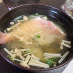 鮨よし - 鯛とエノキとワカメの味噌汁。生臭くなく前回同様とても上手く仕上げておられる!!