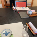 鮨よし - おしぼりも湯気の出たホカホカのもの。料理のでるタイミングも絶妙!!