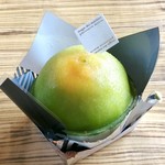 パティスリーもりん - まるごとメロン@MVP。くり抜いたメロンに生クリームとカスタードクリーム。メロンの果肉で覆われています