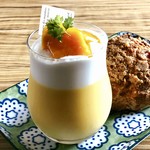 パティスリーもりん - とろっとマンゴープリン@アルフォンソマンゴーピューレのとろとろプリンとクリーミーな生クリームが絶妙にからむ。これも美味しかった〜