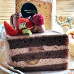 パティスリーもりん - チョコのショートケーキ@ふわふわショコラジェノワーズにチョコクリーム、間にバナナがサンドされています