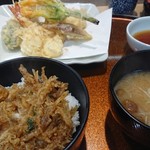 天ぷら 天松 - 天ぷら第二部となめこ汁とかき揚げ丼。冷たいお蕎麦は食べ終わりました。