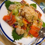 中国四川料理 又来軒 - 海鮮サラダ。ホタテやサーモンたっぷりの海鮮で野菜もたっぷり！