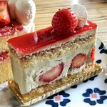 パティスリーもりん - フレジェ@これもMVP。ビスキュイ、ピスタチオバタークリーム、苺。切る感触だけで美味しいと確信できるとてもリッチな逸品