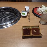 焼肉レストラン 奥田 - タレとキャベツ