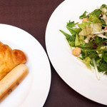 ベーカリーレストランサンマルク - パンと本日のサラダ