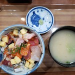 回転寿司 えりも岬 - Aランチ彩り海鮮丼(500円税)です。