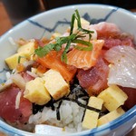 回転寿司 えりも岬 - Aランチ彩り海鮮丼です。