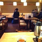 Donabe Dakigohan Nakayoshi - 綺麗な店内です。