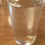かま福 - 行光（冷）一杯目表面張力バリバリに注がれこぼれそうだったので一口すすりました。