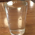 かま福 - 行光（冷）二杯目表面張力バリバリで今にもあふれそう