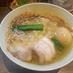 支那そばや - 味玉入り山水地鶏ワンタン塩らぁ麺