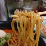 ラーメン丸仙 - 長野 志賀麺業製 真空平打ち麺。私個人のオーダーで、麺固さを、固めに仕上げて頂きました。結果、噛めば噛むほど美味しい味わいを感じます。モチモチの食感も堪りません(＾ω＾)