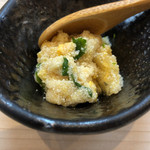 松寿司 - 鱧の子と鱧の煮凝り和え
            利尻昆布から丁寧に時間をかけてお出汁を取っていらっしゃるので、煮凝りが本当に上品。鱧の子の食感と煮凝りの食感のコントラストが楽しい。酒が進む！