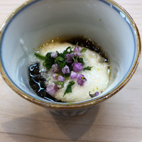 松寿司 - 能登 海素麺
                    もずくとは違うプチプチという独特の食感が楽しい。山芋もかなり丁寧に擦り下ろされており、さっぱりと優しい酸味で食欲が増す。
                    