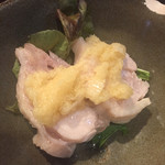 焼鳥 酉たけ - 突き出し1 いつもの胸肉湯引きです　この塩の効いた生姜が美味しいんですよ