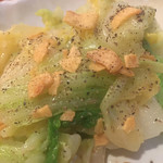 焼鳥 酉たけ - 季節のメニュー4 ゆでキャベツににんにくチップが乗せてありました　ちょっと食べにくいけど味は好きです