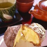 茶遊亭 - シュークリームとお煎茶！？実はとっても合うんです☆