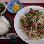 青龍 - にら・レバー炒め定食790円