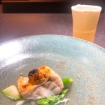 十皿 - 奥の日本酒のグラスもタイプ