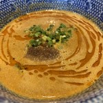 ハマカゼ拉麺店 - 坦々つけ麺850円のスープのアップ