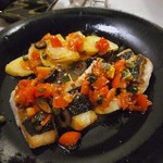 アレグロ コン ブリオ - スズキとジャガイモのポワレ フレッシュトマトとオリーブのソース　２５００円→１．５人前に増量で３７５０円(税別)　ケイパーを漬けたもの？が効いて旨い。