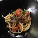 アレグロ コン ブリオ - 鰯(いわし)とトマト、甘長唐辛子のスパゲッティ　１７００円→１．５人前に増量２５５０円(税別)を４等分したもの。