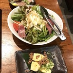 keisuke - 名物 ゆでタン刺し、牛タンスモークのサラダ、牛タンそぼろの手作り出汁巻き