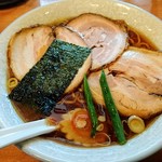 かまや食堂 - チャーシューは大きく見えるが薄いです。