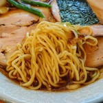 かまや食堂 - 節系のブラックスープが麺に染み込んでいく。