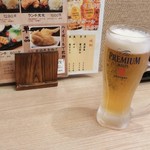元祖唐揚げ三平 - まずは生ビール(580円)で喉を潤す