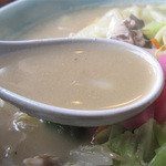 博多荘 - スープはコクがありながら、脂肪分は控えめです。博多の中華食堂のスタンダードちゃんぽんでありました。
